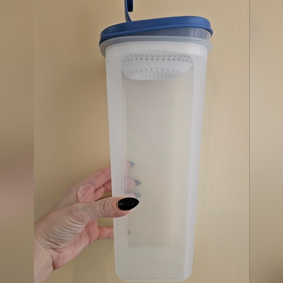 NEW - Tupperware 8-cup/2 L lightweight pitcher - Picture 3 of 8